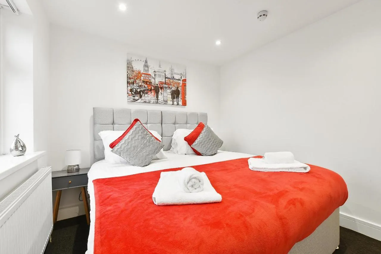 Rochfords Serviced House With 5 Bedrooms, 4 Bathrooms Up To 8 Beds By 360Stays Slough United Kingdom