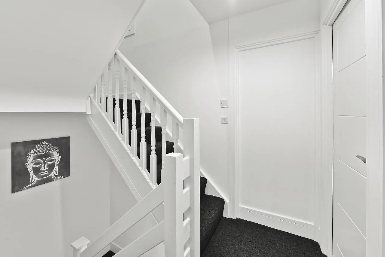 Rochfords Serviced House With 5 Bedrooms, 4 Bathrooms Up To 8 Beds By 360Stays Slough 0*,  United Kingdom