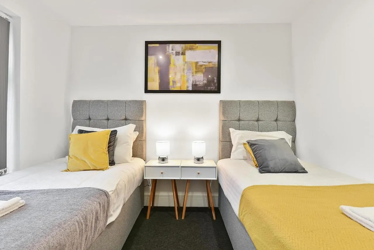Rochfords Serviced House With 5 Bedrooms, 4 Bathrooms Up To 8 Beds By 360Stays Slough Apartment