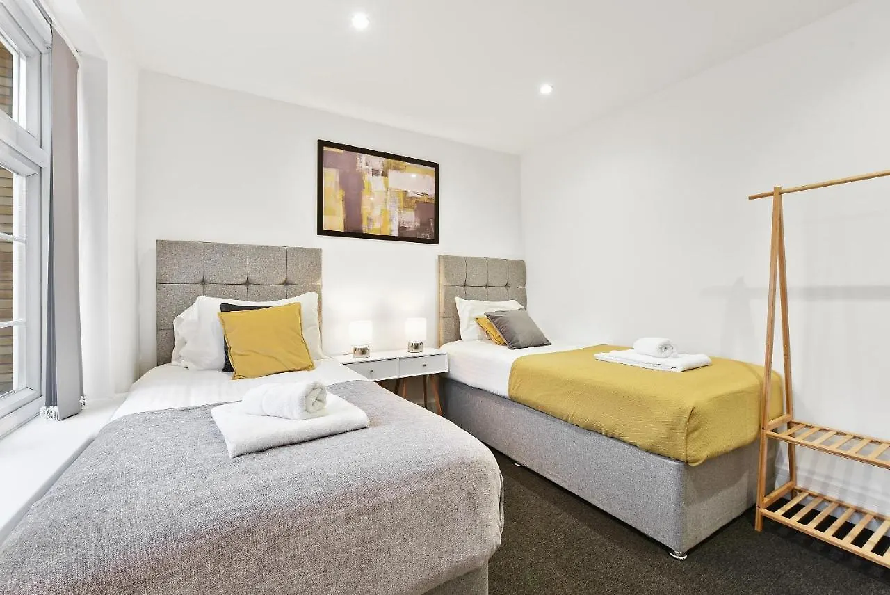Rochfords Serviced House With 5 Bedrooms, 4 Bathrooms Up To 8 Beds By 360Stays Slough 0*,