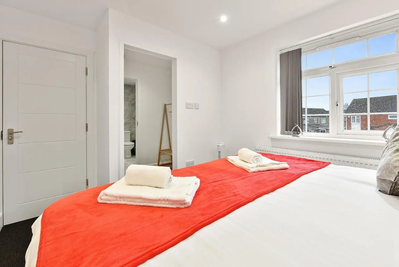 Rochfords Serviced House With 5 Bedrooms, 4 Bathrooms Up To 8 Beds By 360Stays Slough Apartment