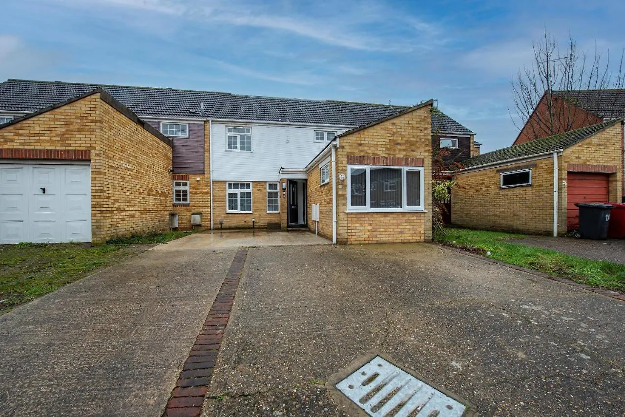 Apartment Rochfords Serviced House With 5 Bedrooms, 4 Bathrooms Up To 8 Beds By 360Stays Slough United Kingdom
