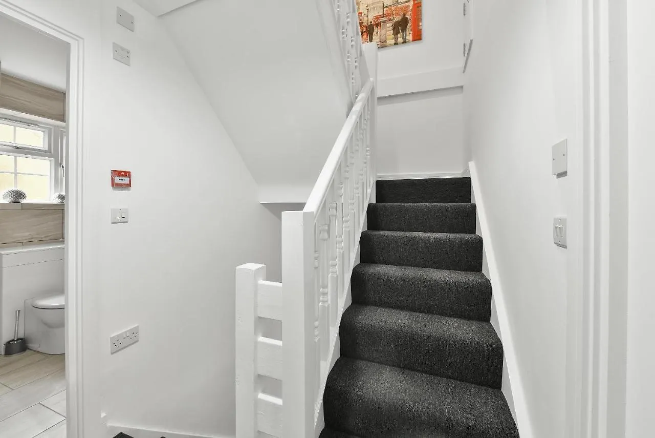 Apartment Rochfords Serviced House With 5 Bedrooms, 4 Bathrooms Up To 8 Beds By 360Stays Slough